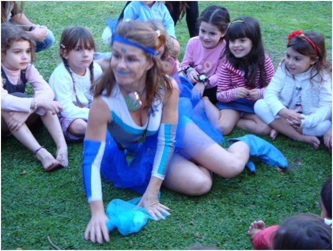 Imagen del Proyecto: Guardianes de la Tierra de Mauge Manigot, Niños aprendiendo a través de juegos a cuidar el medioambiente como co-habitantes conscientes.